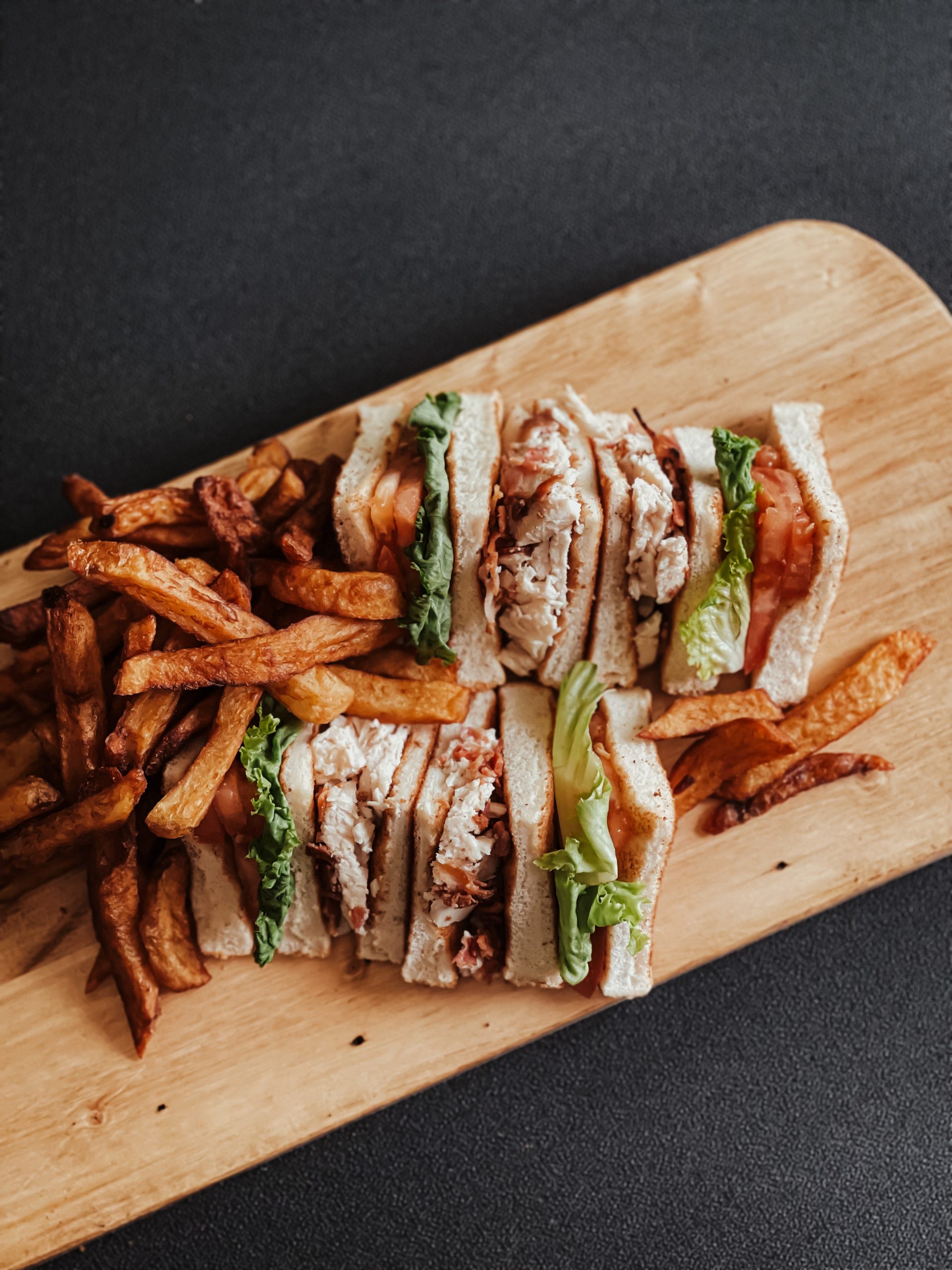 Le club sandwich du Casse-croûte Courteau faisant partie de nos repas abordables.